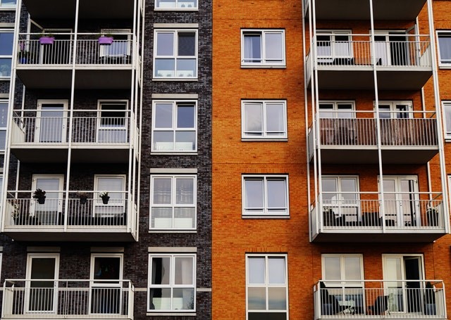 You cannot tell whether this building has apartments or condominiums from this photo. 